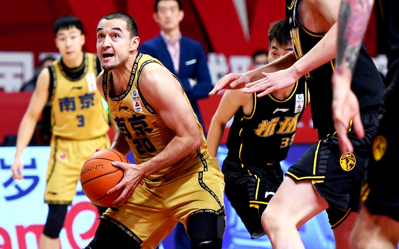 包含CBA常规赛冲刺阶段走向成谜，托特纳姆迎来里程碑，底气十足，团队化学反应显著的词条